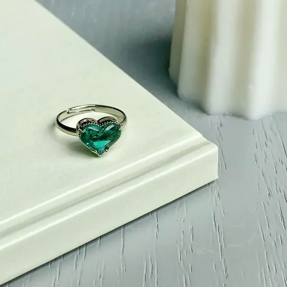 Emerald Heart Statement Silver Ring - Picture 2 of 3